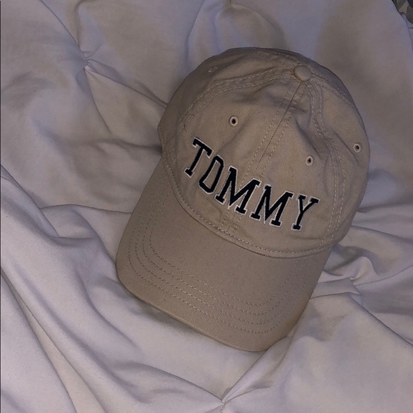 tan tommy hilfiger hat